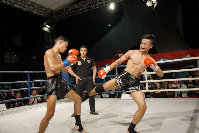 Petarung saat bertarung di kejuaraan Muay Thai Road to Victory