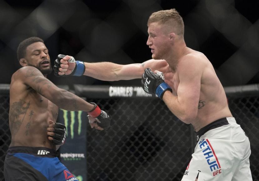 Petarungan MMA asal Amerika, Justin Gaethje (kanan), akan menghadapi Tony Ferguson dalam pertarungan UFC 249 di VyStar Veterans Memorial Arena, Florida, Amerika Serikat.