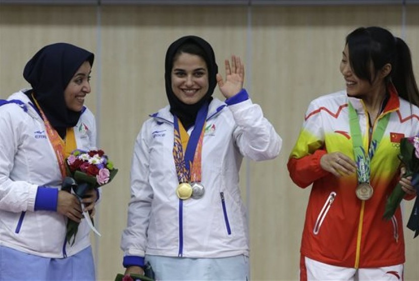 Petembak Iran Najmeh Khedmati (tengah) diperbolehkan mengenak hijab di Asian Games 2014.