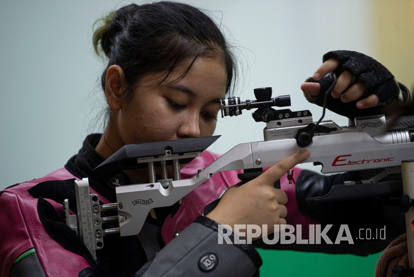 Atlet tembak Indonesia, Vidya Rafika Rahmatan, berlatih dalam pelatnas cabang menembak di Lapangan Tembak Senayan, Jakarta, Jumat (12/6/2020). 