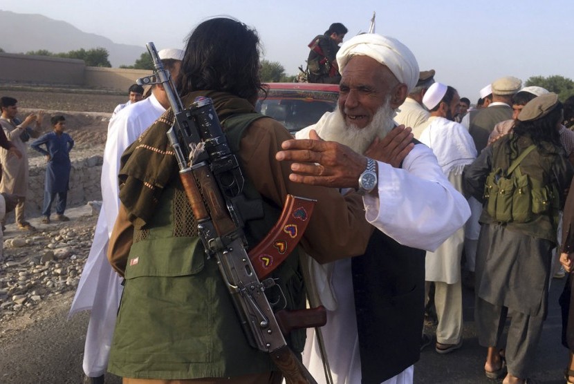 Petempur Taliban berkumpul bersama warga di distrik Surkhroad, Provinsi Nangarhar, Kabul, Afghanistan.