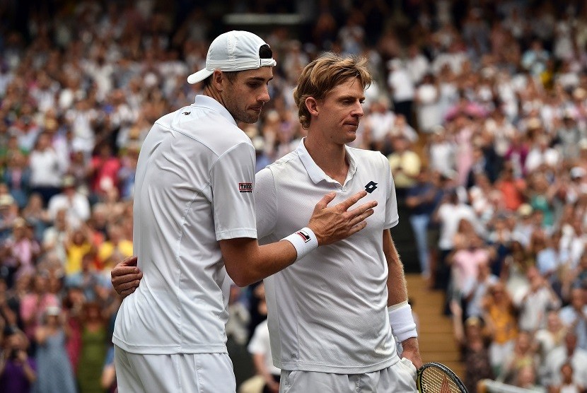 Petenis Afrika Selatan Kevin Anderson (kanan) mendapat ucapan selamat dari petenis AS John Isner dalam pertandingan semifinal di Turnamen Tenis Wimbledon di London, Inggris, Jumat (13/7) waktu setempat