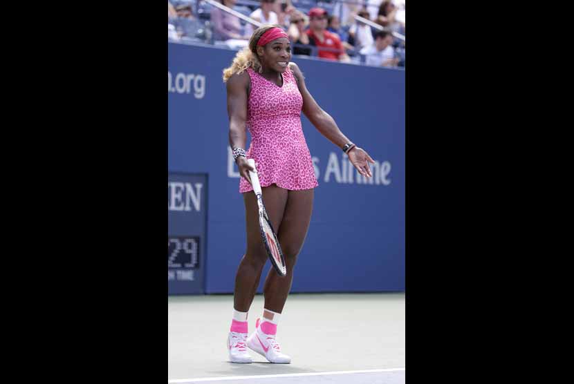 Petenis Amerika Serikat, Serena Williams, bereaksi saat menghadapi sesama petenis Amerika Serikat, Vania King, di laga turnamen Amerika Serikat Terbuka di Flushing Meadows, New York, Amerika Serikat, Kamis (28/8). 