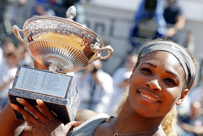  Petenis Amerika Serikat, Serena Williams, berpose bersama trofinya usai mengalahkan petenis Italia, Sara Errani, dalam laga final Roma Masters pada Ahad (18/5). 