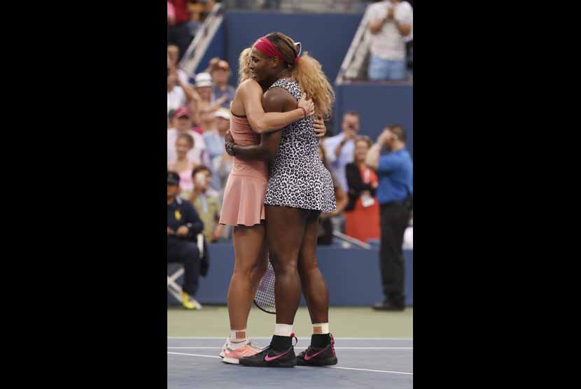 Petenis Amerika Serikat, Serena Williams (kanan), dan petenis Denmark, Caroline Wozniacki, usai laga final turnamen tenis grand slam Amerika Terbuka di Flushing Meadows, New York, Amerika Serikat, Ahad (7/9). 