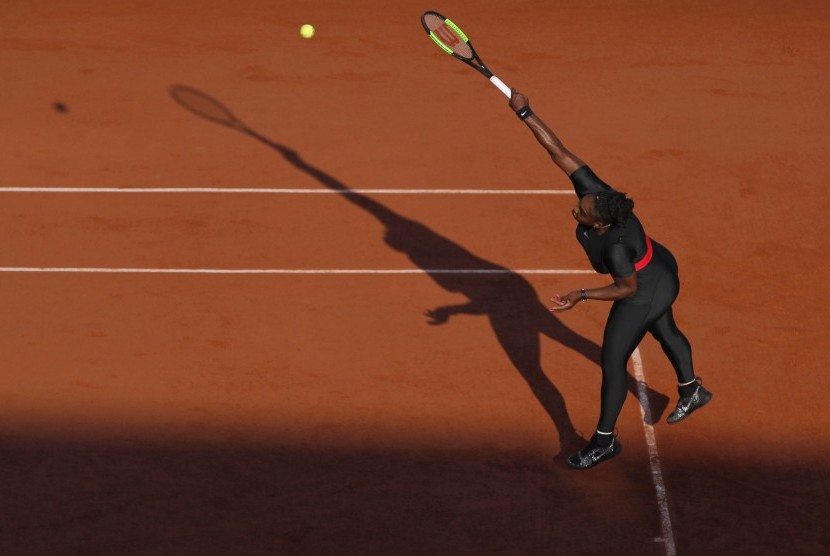 Petenis Amerika Serikat, Serena Williams, melepaskan serve saat menghadapi petenis Jerman, Julia Georges, di putaran ketiga turnamen Grand Slam Prancis Terbuka di Stadium Roland Garros, Paris, Prancis, Sabtu (2/6).