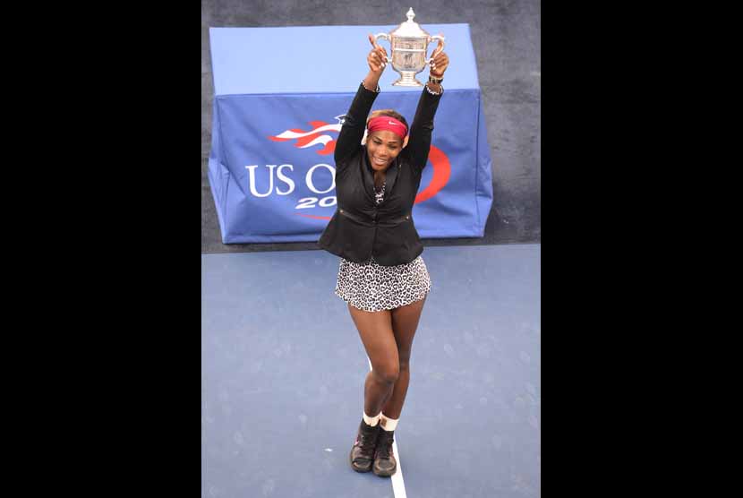 Petenis Amerika Serikat, Serena Williams, mengangkat trofi usai mengalahkan petenis Denmark, Caroline Wozniacki, di partai final turnamen grand slam Amerika Terbuka di Flushing Meadows, New York, Amerika Serikat, Ahad (7/9). 