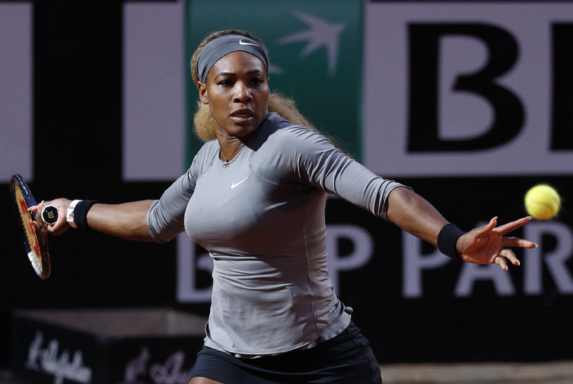 Petenis Amerika Serikat, Serena Williams, mengembalikan bola pukulan petenis Cina, Zhang Shuai, dalam laga perempat final Italia Terbuka pada Jumat (16/5). 