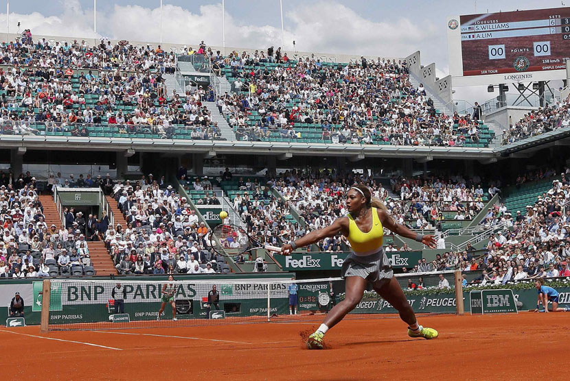 Petenis Amerika Serikat, Serena Williams, mengembalikan pukulan petenis Prancis, Alize Lim, dalam pertandingan tunggal putri Prancis Terbuka di Roland Garros, Paris, Sabtu (25/5). 