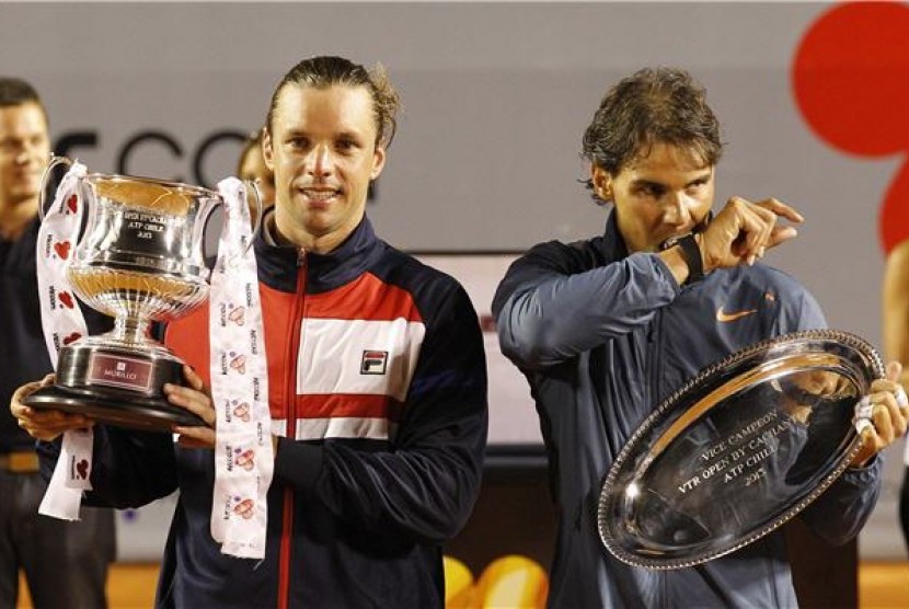 Petenis Argentina, Horacio Zeballos (kiri), berpose memegang trofinya usai mengalahkan petenis Spanyol, Rafael Nadal, di final turnamen Chile Terbuka di Vina del Mar pada Ahad (10/2). 