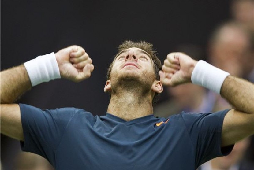 Petenis Argentina, Juan Martin Del Potro, meluapkan kegembiraannya usai mengalahkan petenis Prancis, Julien Benneteau, di partai final tunggal putra turnamen World Indoor di Rotterdam, Belanda, Ahad (17/2). 