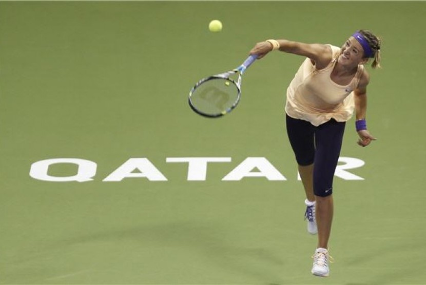 Petenis asal Belarusia, Victoria Azarenka, melepaskan servis kerasnya saat menghadapi petenis Swiss, Romina Oprandi, di putaran kedua turnamen Qatar Terbuka di Doha pada Rabu (13/2). 