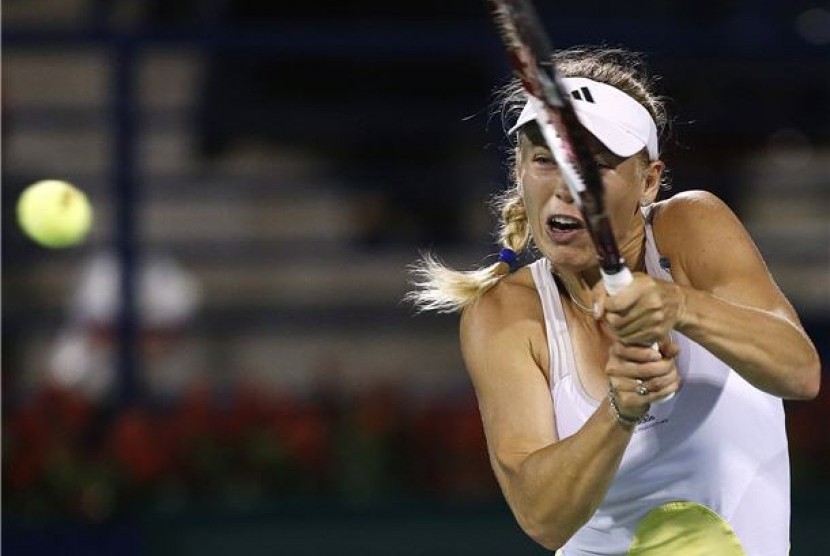Petenis asal Denmark, Caroline Wozniacki, melepaskan pukulan saat menghadapi petenis Prancis, Marion Bartoli, di perempat final Kejuaraan Dubai 2013 di Dubai, Uni Emirat Arab, Kamis (21/2). 