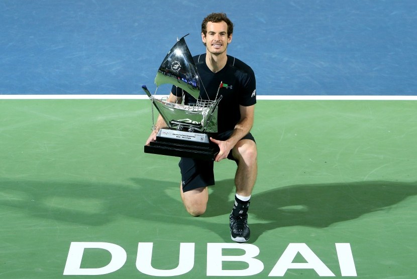 Petenis asal Inggris Raya, Andy Murray memegang trofi Kejuaraan ATP di Dubai, UEA, Sabtu (4/3). Pada partai final, Murray mengalahkan Fernando Vargasco.(EPA/Patrick Castillo)