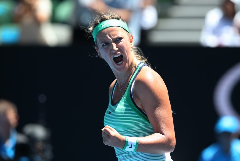 Petenis Belarusia, Victoria Azarenka, meluapkan emosinya usai mengalahkan petenis Jepang, Naomi Osaka, di putaran ketiga Australia Terbuka di Melbourne pada Sabtu (23/1). 