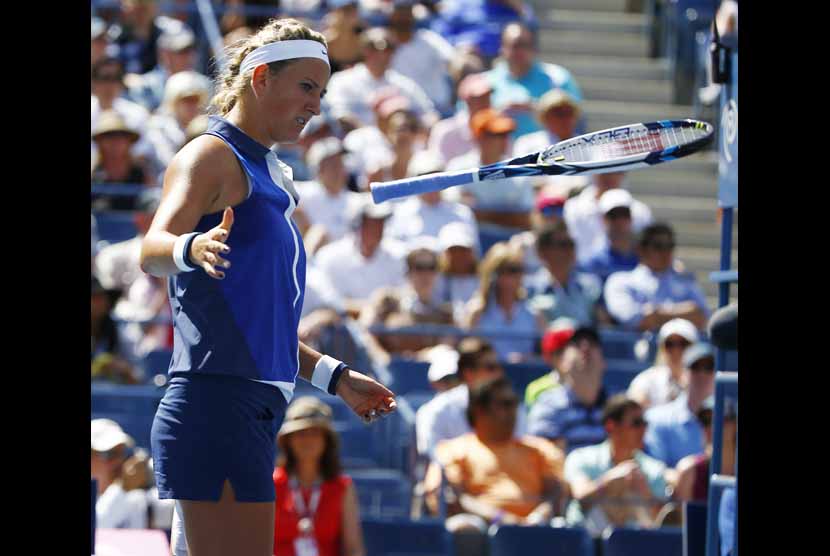 Petenis Belarusia, Victoria Azarenka, membanting raketnya setelah menelan kekalahan dari petenis Rusia, Ekaterina Makarova, di perempat final turnamen tenis grand slam Amerika Terbuka di Flushing Meadows, New York, Rabu (3/9). 