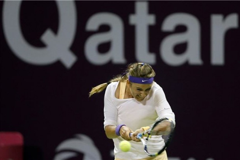 Petenis Belarusia, Victoria Azarenka, mengembalikan bola tembakan petenis Polandia, Agnieszka Radwanska, di semifinal Qatara Terbuka di Dubai pada Sabtu (16/2). 