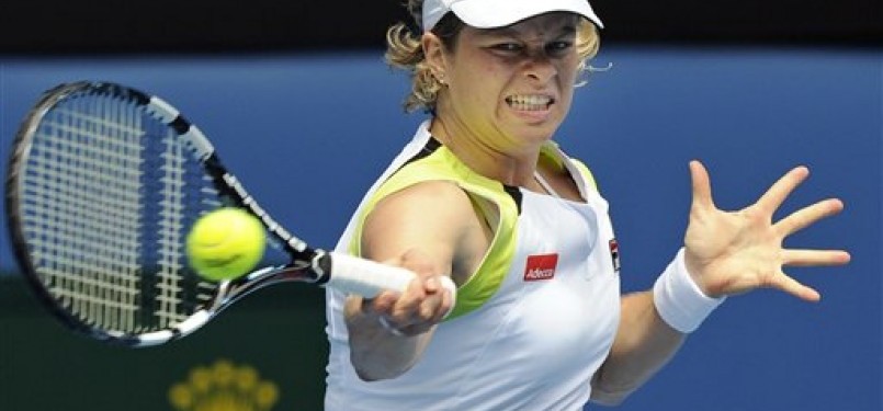 Petenis Belgia, Kim Clijsters, membalikan bola pukulan Stephanie Foretz Gacon (Prancis) di laga putaran kedua Australia Terbuka di Melbourne, Australia, Rabu (18/1). 