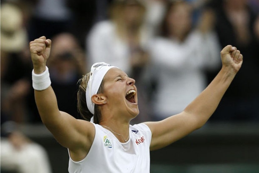 Petenis Belgia, Kirsten Flipkens, meluapkan kegembiraannya usai mengalahkan petenis Ceska, Petra Kvitova, dalam perempat final Wimbledon di London, Inggris, Selasa (2/7). 