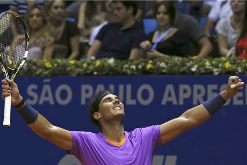 Petenis berdarah Spanyol, Rafael Nadal, merayakan kemenangannya usai mengalahkan petenis Argentina, David Nalbandian, di partai final tunggal putra Brazil Terbuka 2013 di Sao Paulo, Brazil, Ahad (17/2). 