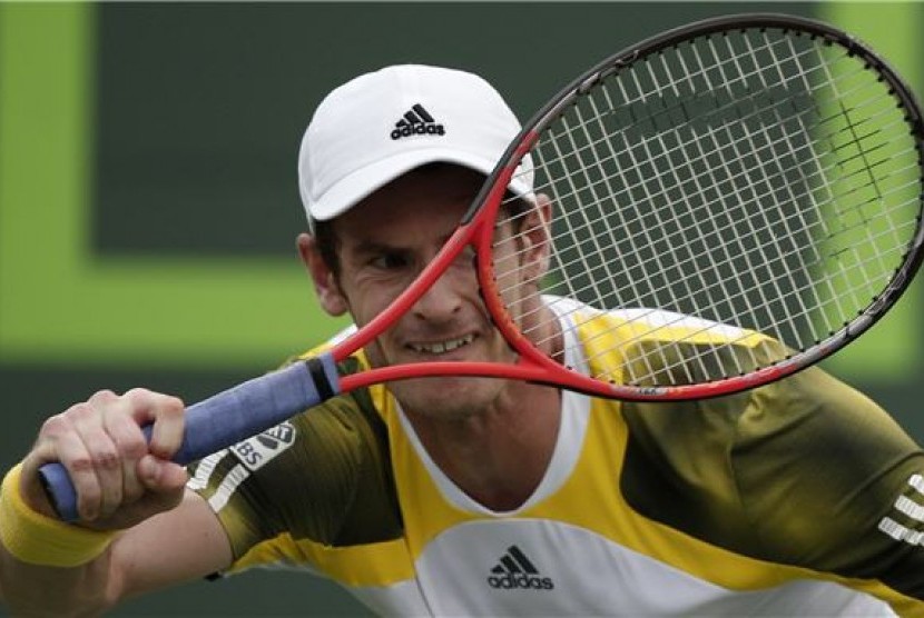 Petenis Britania, Andy Murray, melepaskan pukulan saat menghadapi petenis Bulgaria, Grigor Dimitrov, di laga turnamen tenis Sony Terbuka di Key Biscayne, Florida, Miami, Senin (25/3). 