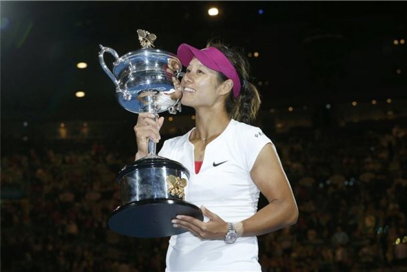 Petenis Cina, Li Na, berpose bersama piala Daphne Akhurst Memorial usai mengalahkan petenis Slovakia, Dominika Cibulkova, di partai final Australia Terbuka di Melbourne, Australia, Sabtu (25/1). 