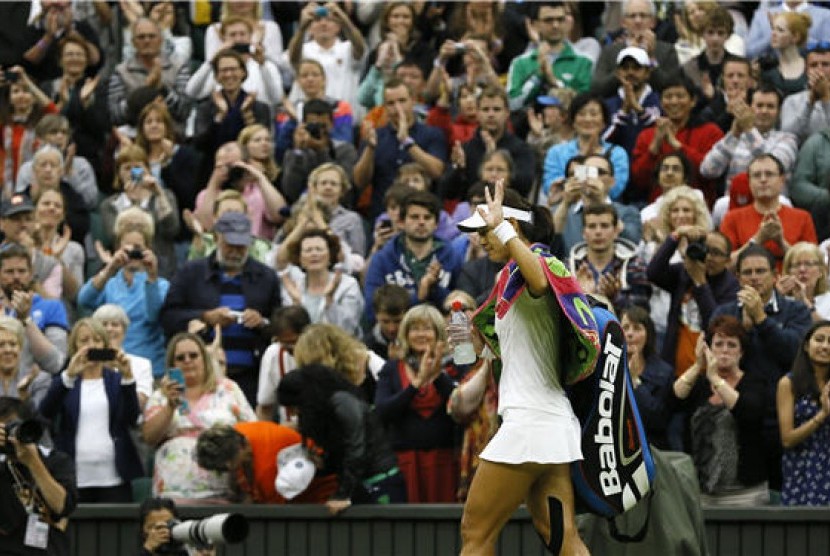 Petenis Cina, Li Na, meninggalkan lapangan sambil melambaikan tangan pada penonton usai takluk dari petenis Polandia, Agnieszka Radwanska, di perempat final Wimbledon di London, Inggris, Selasa (2/7). 