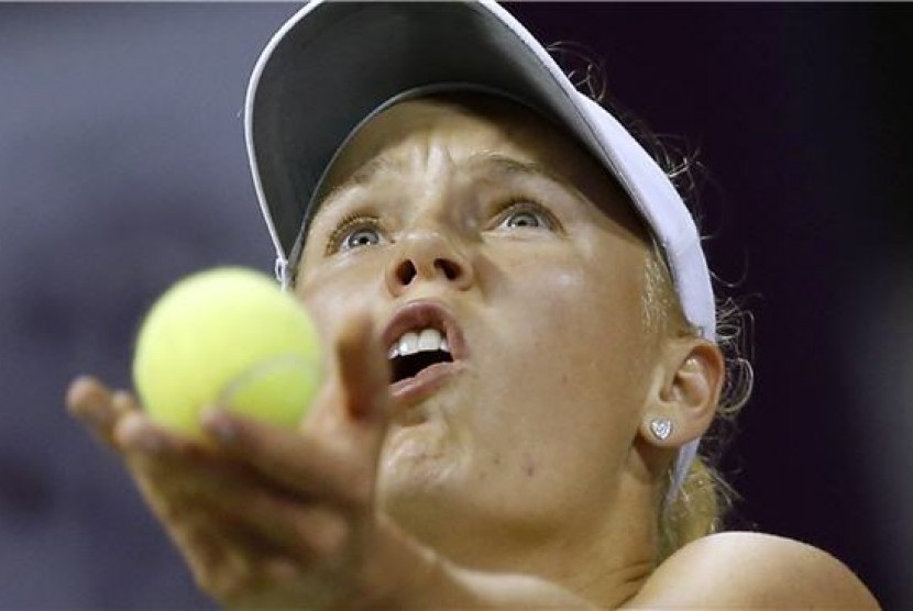 Petenis Denmark, Caroline Wozniacki, bersiap melepaskan servis dalam pertandingan turnamen Qatar Terbuka di Doha pada Rabu (13/2). 
