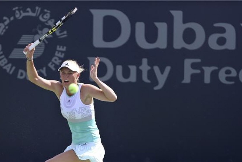 Petenis Denmark, Caroline Wozniacki, membalikkan pukulan petenis Jerman, Annika Beck, dalam pertandingan tunggal putri putaran kedua turnamen tenis WTA Dubai Terbuka pada Rabu (19/2). 