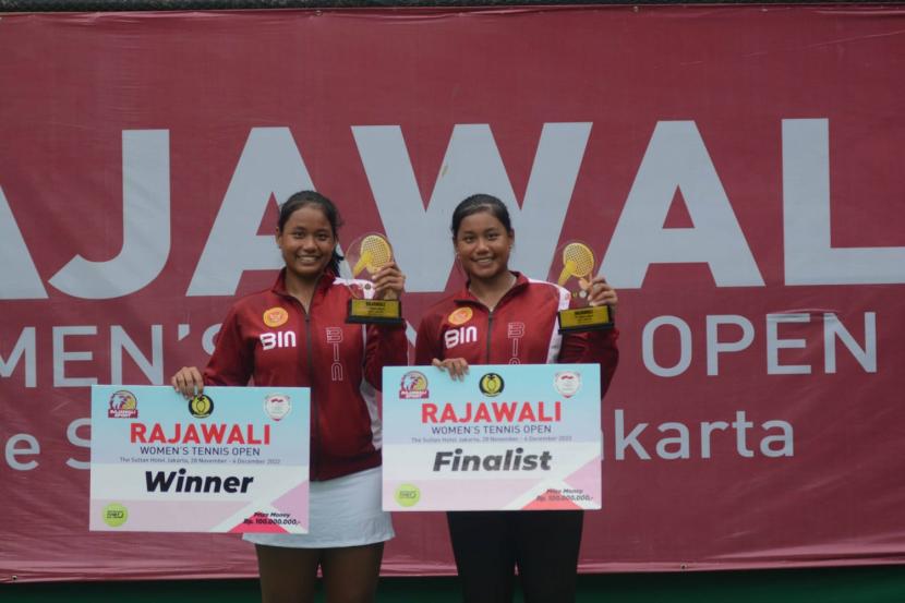 Petenis Fitriana Sabrina (kiri) berhasil keluar sebagai juara tunggal Rajawali Women