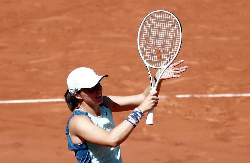 Petenis Iga Swiatek selepas memastikan lolos ke semifinal Grand Slam French Open.