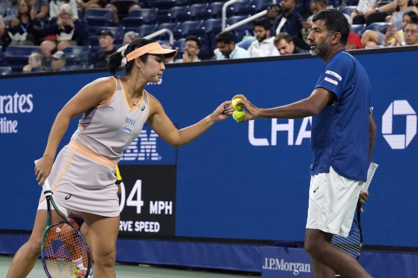 Petenis Indonesia Aldila Stujiadi (kiri) bersama pasangannya asal India Rohan Bopanna saat berlaga di semifinal Grand Slam US Open 2024.