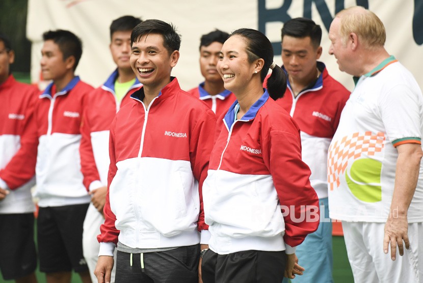 Petenis Indonesia Christopher Rungkat (kiri) dan Aldila Sutjiadi (kanan) diperkenalkan saat pelepasan tim tenis Indonesia untuk SEA Games 2019 di Jakarta, Jumat (22/11/2019).