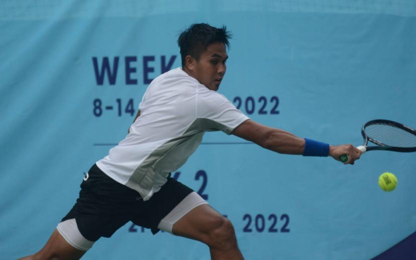 Petenis Indonesia Muhammad Rifqi Fitriadi beraksi di ajang Amman International Tennis Championships 2022. 