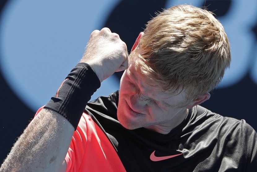 Petenis Inggris, Kyle Edmund, meluapkan kegembiraannya usai mengalahkan petenis Georgia, Nikoloz Basilashvili, dalam pertandingan putaran ketiga turnamen tenis Australia Terbuka di Melbourne, Australia, pada Jumat (19/1). 