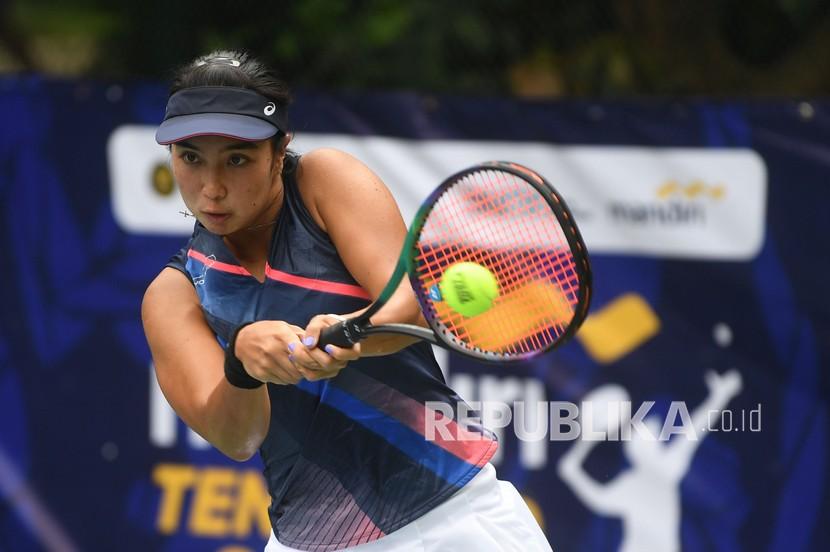 Petenis Jawa Timur Aldila Sutjiadi saat beraksi turnamen nasional Mandiri Tennis Open 2022.