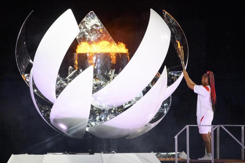 Petenis Jepang Naomi Osaka menyulut api di kaldron pada pembukaan Olimpiade Tokyo 2020.