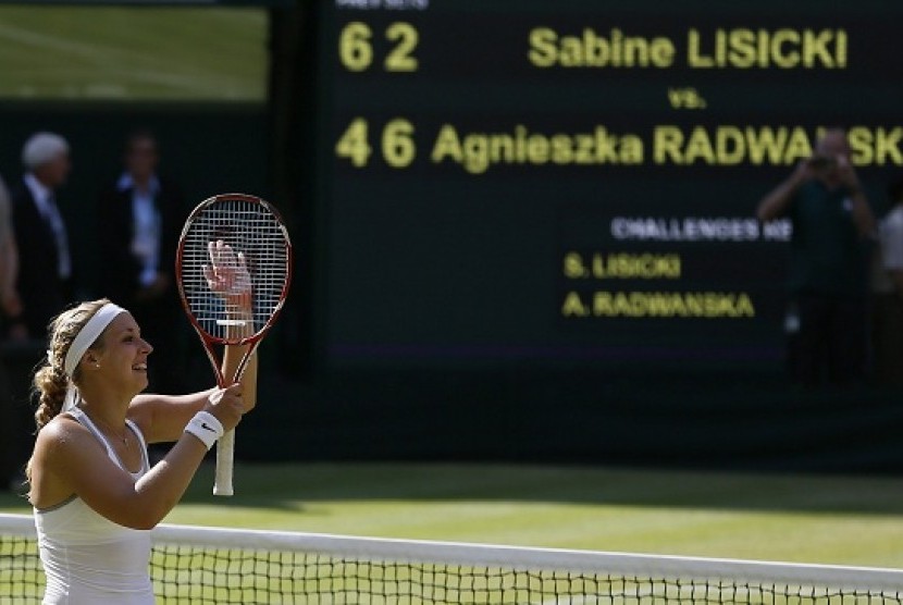  Petenis Jerman, Sabine Lisicki meluapkan kegembiraan setelah menumbangkan petenis Polandia Agnieszka Radwanska di babak semi final Wimbledon, Kamis (4/7). Atas kemenangan ini Lisicki berhak ke babak final. 