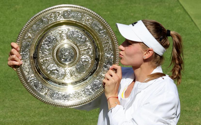 Petenis Kazakhstan Elena Rybakina merayakan keberhasilan menjadi petenis pertama asal Kazakhstan yang menjuarai Grand Slam Wimbledon.