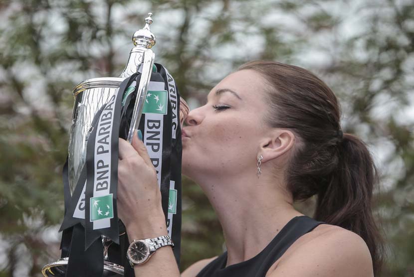 Petenis Polandia, Agnieszka Radwanska, mencium trofi Billie Jean King usai menjuarai BNP Paribas WTA Finals 2015 di Singapura pada 2 November 2015. 