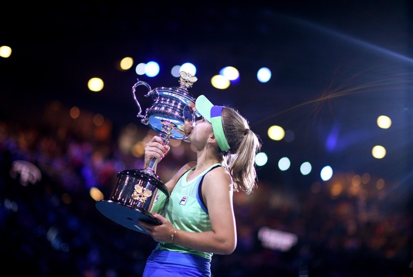 Petenis putri Amerika Serikat (AS) Sofia Kenin mencium trofi juara Grand Slam Australia Terbuka 2020, Sabtu (1/2).
