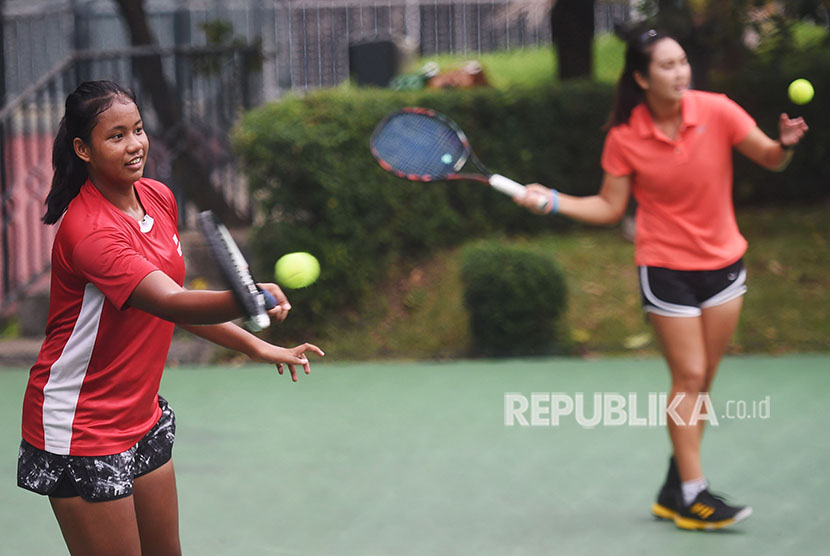 Petenis putri Indonesia Fitriana (kiri) dan Aldila Sutjiadi (kanan) melakukan latihan di Jakarta, Rabu (23/5).