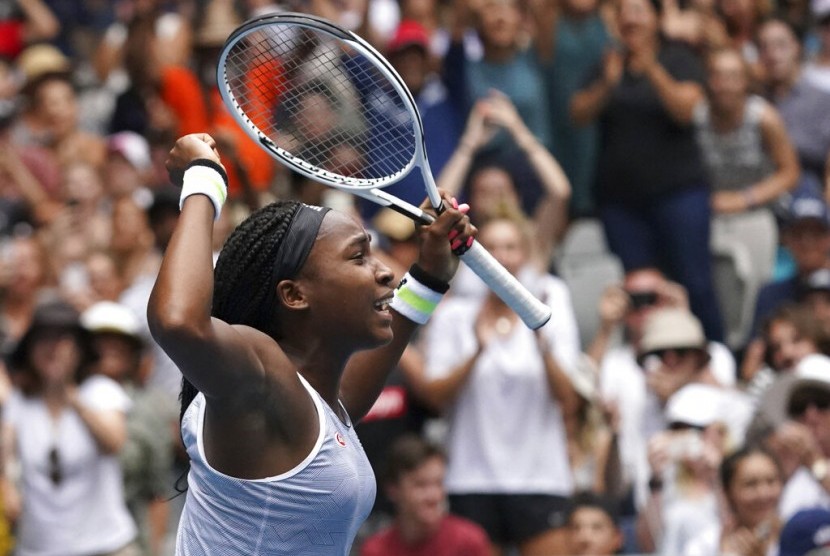 Petenis remaja Amerika Coco Gauff bertahan dalam pertarungan tiga set melawan Sorana Cirstea pada Australia Terbuka, Rabu (22/1). 