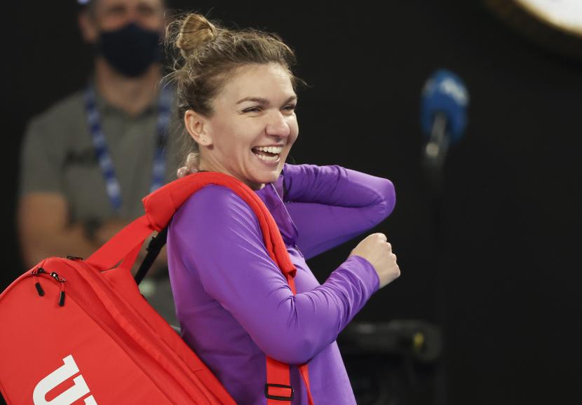  Petenis Rumania Simona Halep tersenyum saat meninggalkan lapangan setelah mengalahkan petenis Polandia Iga Swiatek dalam pertandingan putaran keempat di kejuaraan tenis Grand Slam Australia Terbuka di Melbourne, Australia, Ahad, 14 Februari 2021.