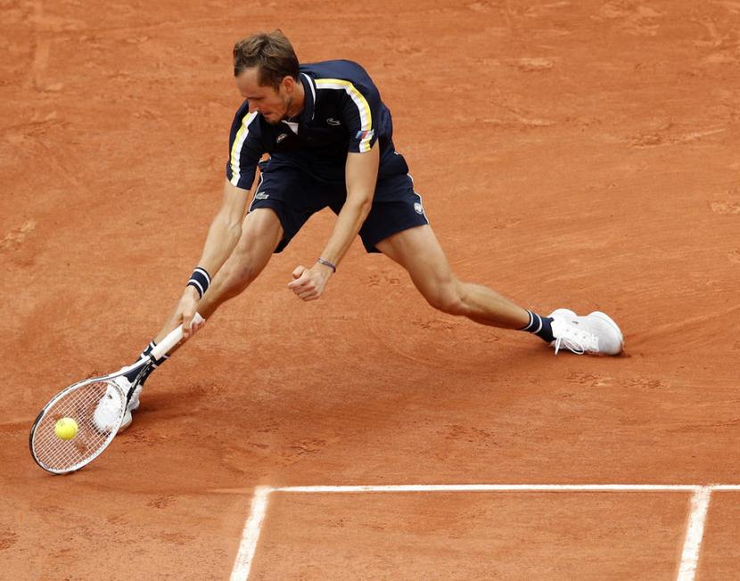 Petenis Rusia, Daniil Medvedev, beraksi di French Open.