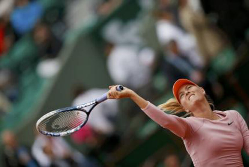 Petenis Rusia, Maria Sharapova, melepaskan servis saat berhadapan dengan kompatriotnya, Ksenia Pervak, di putaran pertama Prancis Terbuka di Roland Garros, Paris, Senin (26/5). 