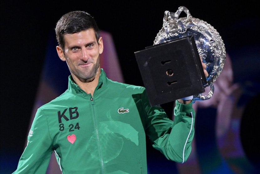 Petenis Serbia Novak Djokovic berhasil mempertahankan gelar Australia Terbuka. Di babak Final, The Joker kalahkan Dominic Thiem.
