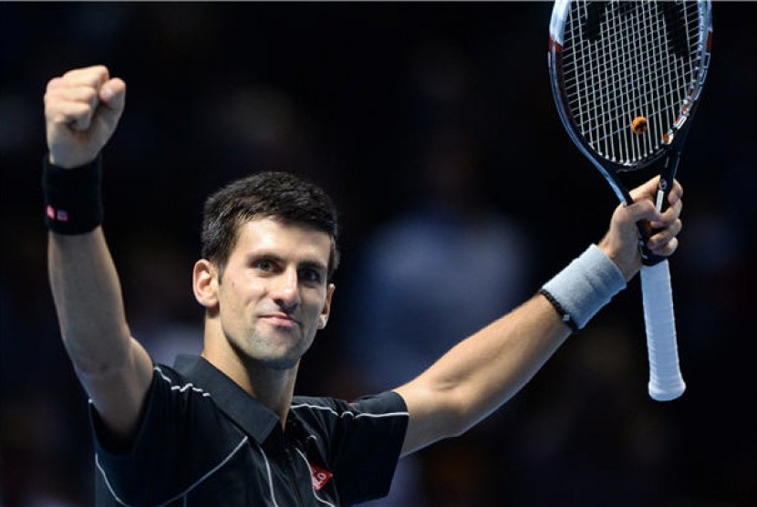   Petenis Serbia, Novak Djokovic, melakukan selebrasi usai mengalahkan petenis Spanyol, Rafael Nadal, dalam partai final turnamen tenis 'Final Tur Dunia ATP' di O2 Arena, London, Inggris, Senin (11/11). 