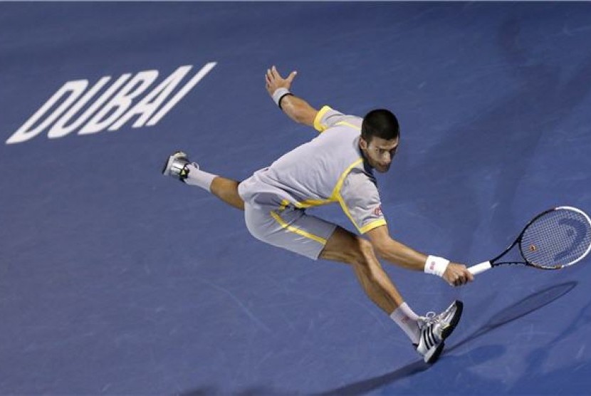 Petenis Serbia, Novak Djokovic, membalikan pukulan petenis Italia, Andreas Seppi, di babak perempat final Kejuaraan Dubai 2013 di Dubai pada Kamis (28/2).  