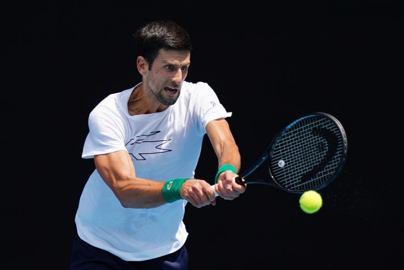 Petenis Serbia, Novak Djokovic menjalani latihan jelang Australia Open 2020.